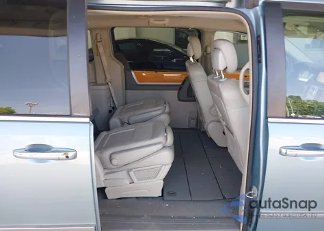 2010 Chrysler Town & Country New Limited z USA, uszkodzony, nr VIN 2A4RR7DX4AR451835